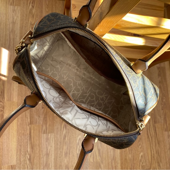 SIGNATURE CHAINED BARREL LEATHER SATCHEL IN BRN KHK/LUGGAGE/GOLD - Picture 10 of 11